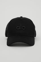 [LIMITLESS_COLOR:BLACK] ALO YOGA District Trucker Hat — BLACK — Vista oficial 3