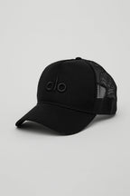 [LIMITLESS_COLOR:BLACK] ALO YOGA District Trucker Hat — BLACK — Vista oficial 1