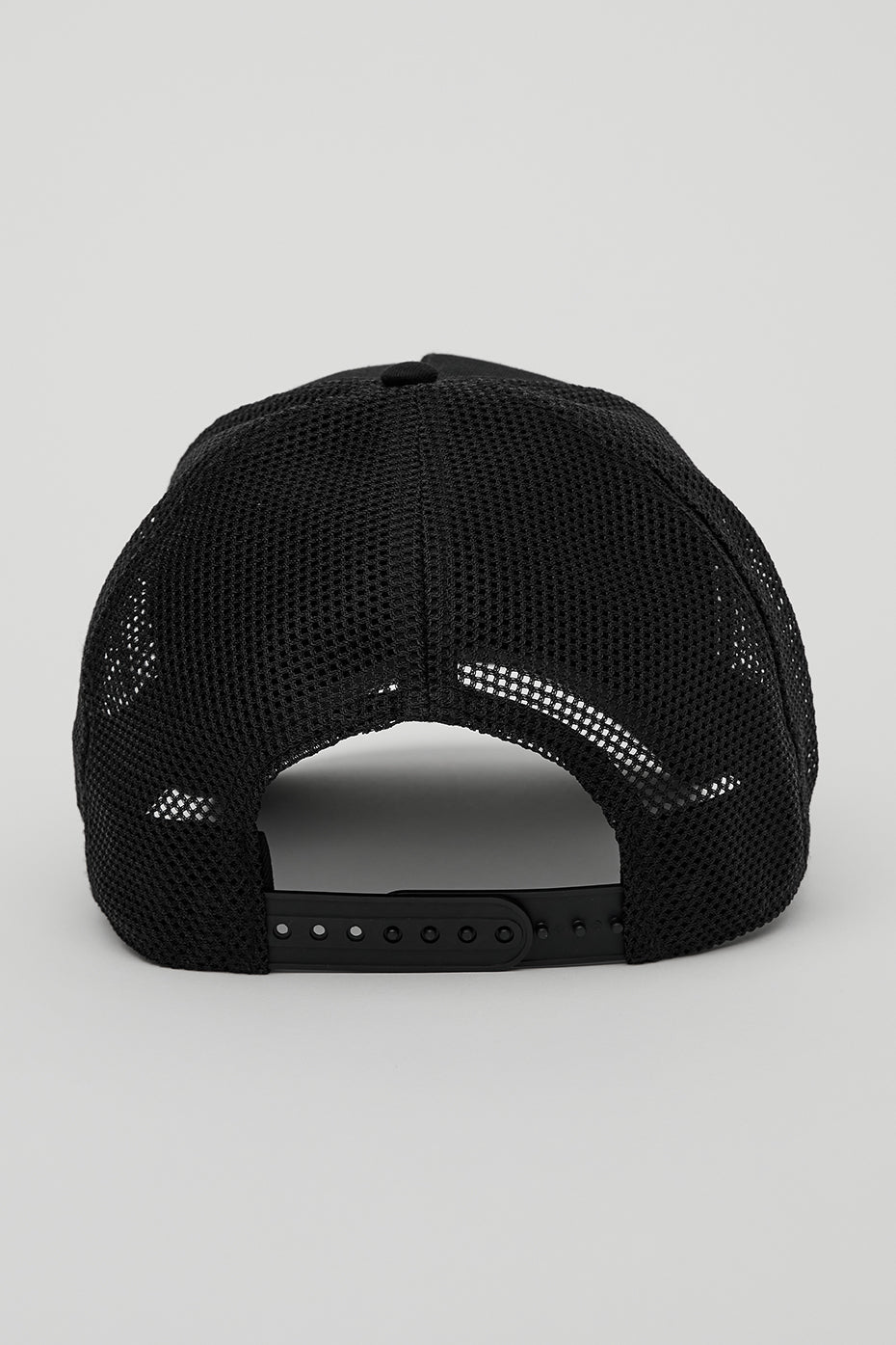 [LIMITLESS_COLOR:BLACK] ALO YOGA District Trucker Hat — BLACK — Vista oficial 2