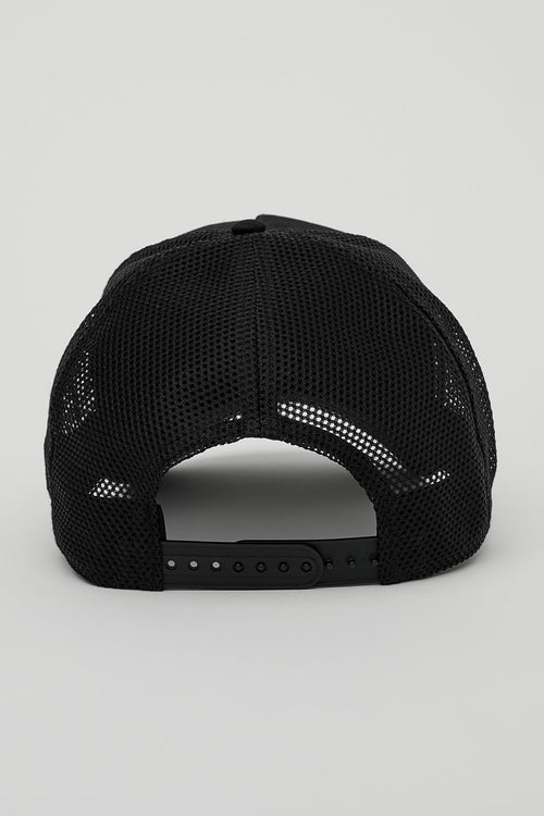 [LIMITLESS_COLOR:BLACK] ALO YOGA District Trucker Hat — BLACK — Vista oficial 2