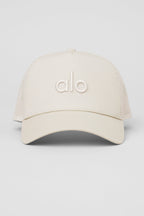 [LIMITLESS_COLOR:BONE] ALO YOGA District Trucker Hat — BONE — Vista oficial 2