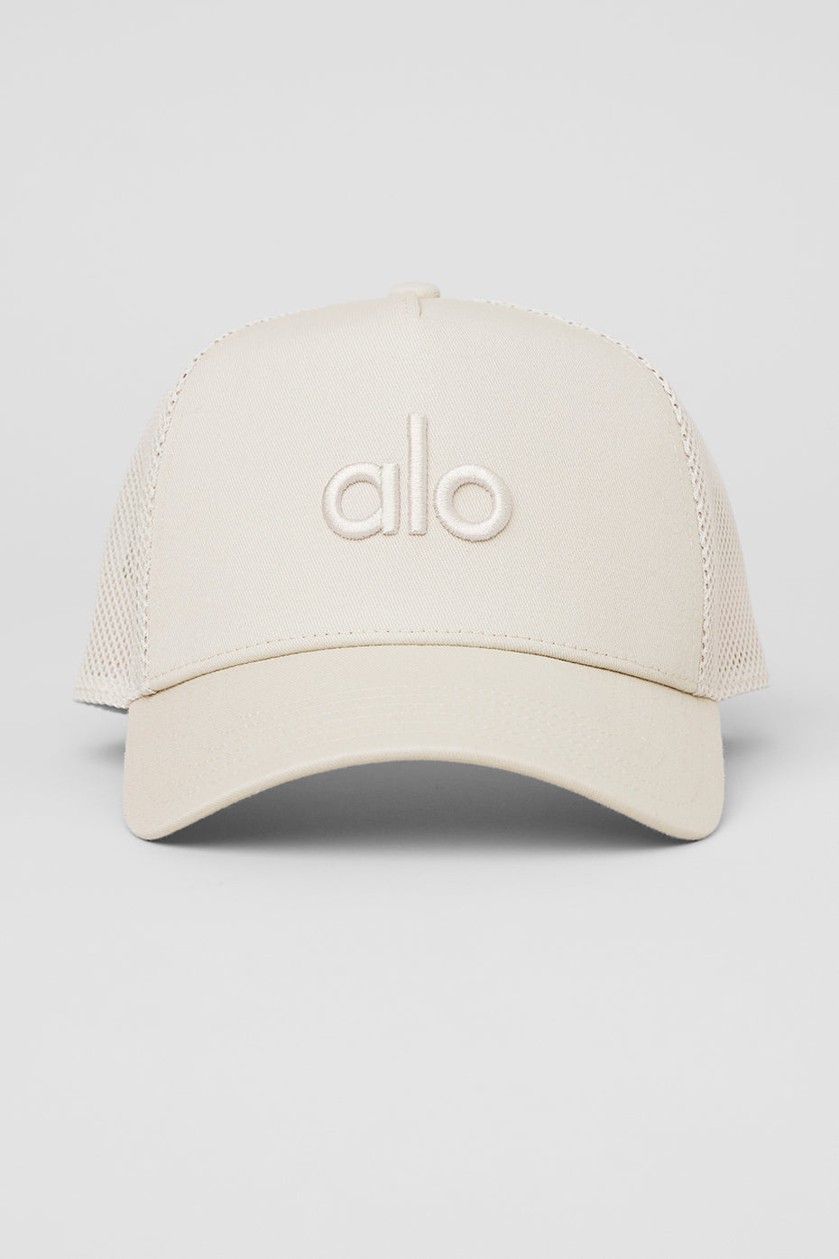 [LIMITLESS_COLOR:BONE] ALO YOGA District Trucker Hat — BONE — Vista oficial 2