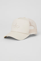 [LIMITLESS_COLOR:BONE] ALO YOGA District Trucker Hat — BONE — Vista oficial 1