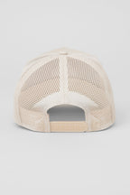 [LIMITLESS_COLOR:BONE] ALO YOGA District Trucker Hat — BONE — Vista oficial 3