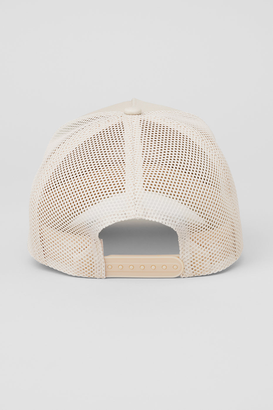 [LIMITLESS_COLOR:BONE] ALO YOGA District Trucker Hat — BONE — Vista oficial 3
