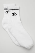 [LIMITLESS_COLOR:WHITE BLACK] ALO YOGA Unisex Half-Crew Throwback Sock — WHITE / BLACK — Vista oficial 1