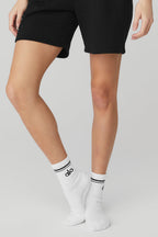 [LIMITLESS_COLOR:WHITE BLACK] ALO YOGA Unisex Half-Crew Throwback Sock — WHITE / BLACK — Vista oficial 2