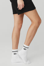 [LIMITLESS_COLOR:WHITE BLACK] ALO YOGA Unisex Half-Crew Throwback Sock — WHITE / BLACK — Vista oficial 3