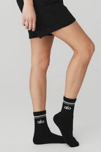 [LIMITLESS_COLOR:BLACK WHITE] ALO YOGA Unisex Half-Crew Throwback Sock — BLACK / WHITE — Vista oficial 3