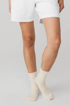 [LIMITLESS_COLOR:BONE] ALO YOGA Unisex Half-Crew Throwback Sock — BONE — Vista oficial 3