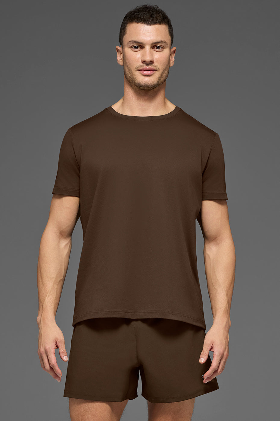 [LIMITLESS_COLOR:ESPRESSO] ALO YOGA Conquer Reform Crewneck Short Sleeve — ESPRESSO — Vista oficial 3