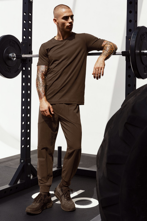 [LIMITLESS_COLOR:ESPRESSO] ALO YOGA Conquer Reform Crewneck Short Sleeve — ESPRESSO — Vista oficial 1