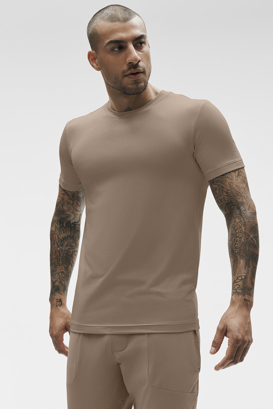 [LIMITLESS_COLOR:GRAVEL] ALO YOGA Conquer Reform Crewneck Short Sleeve — GRAVEL — Vista oficial 1