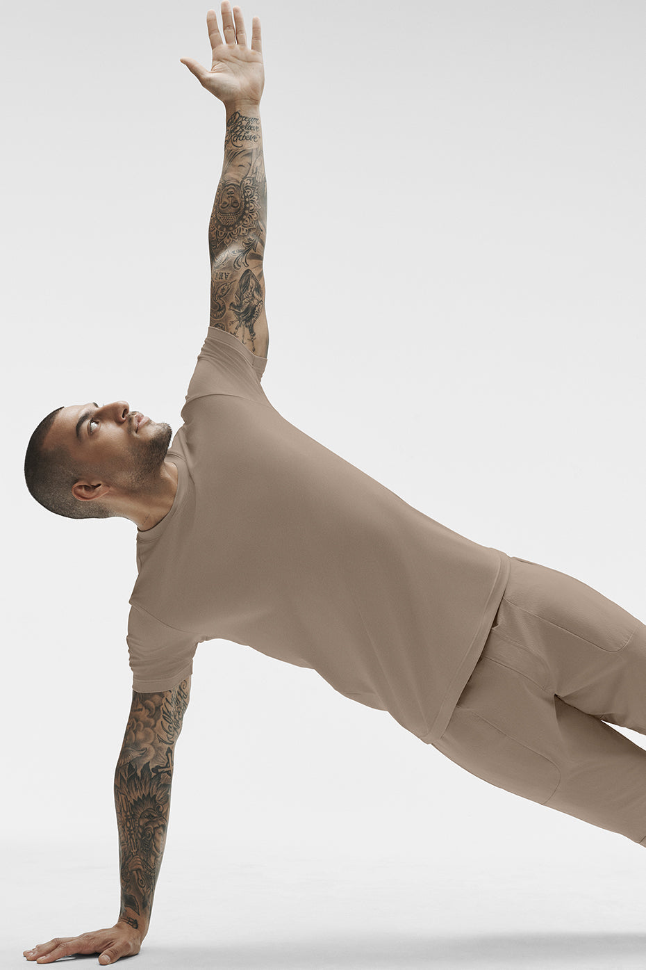 [LIMITLESS_COLOR:GRAVEL] ALO YOGA Conquer Reform Crewneck Short Sleeve — GRAVEL — Vista oficial 3