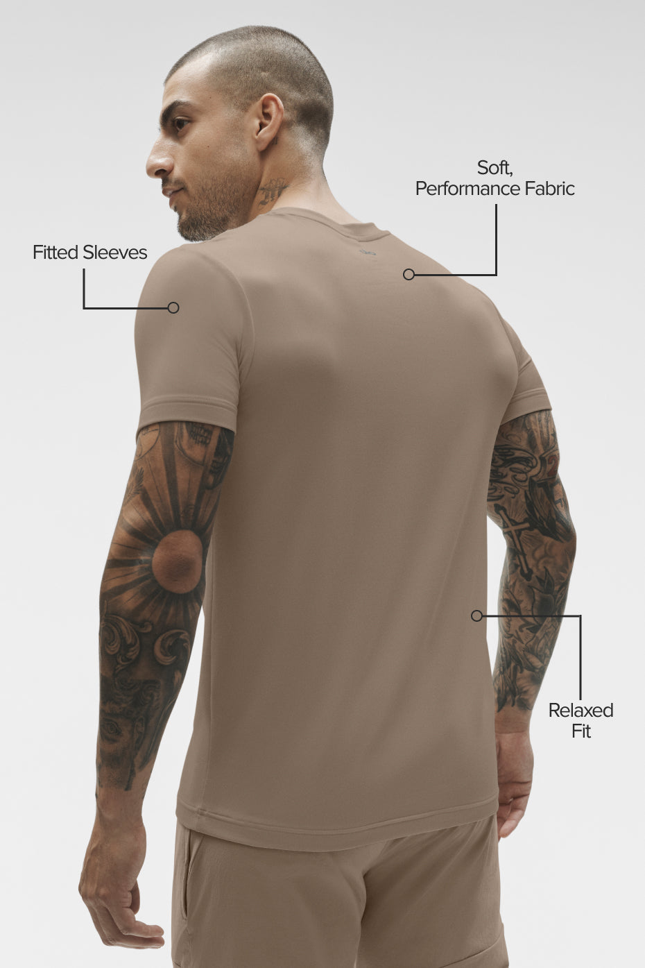 [LIMITLESS_COLOR:GRAVEL] ALO YOGA Conquer Reform Crewneck Short Sleeve — GRAVEL — Vista oficial 2