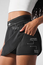 [LIMITLESS_COLOR:BLACK] ALO YOGA Match Point Tennis Skirt — BLACK — Vista oficial 2