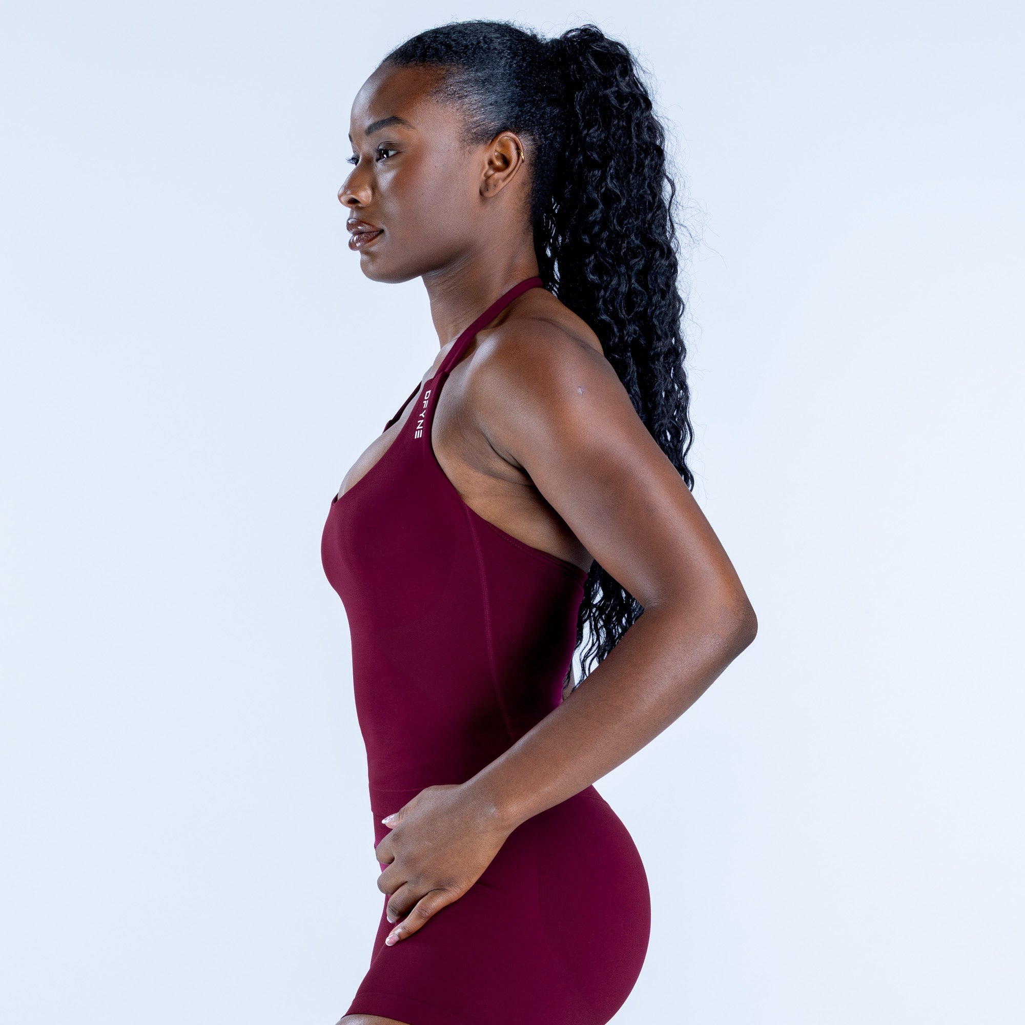 [LIMITLESS_COLOR:WINTER BERRY] DFYNE Impact Halter Top — Winter Berry — Vista oficial 3