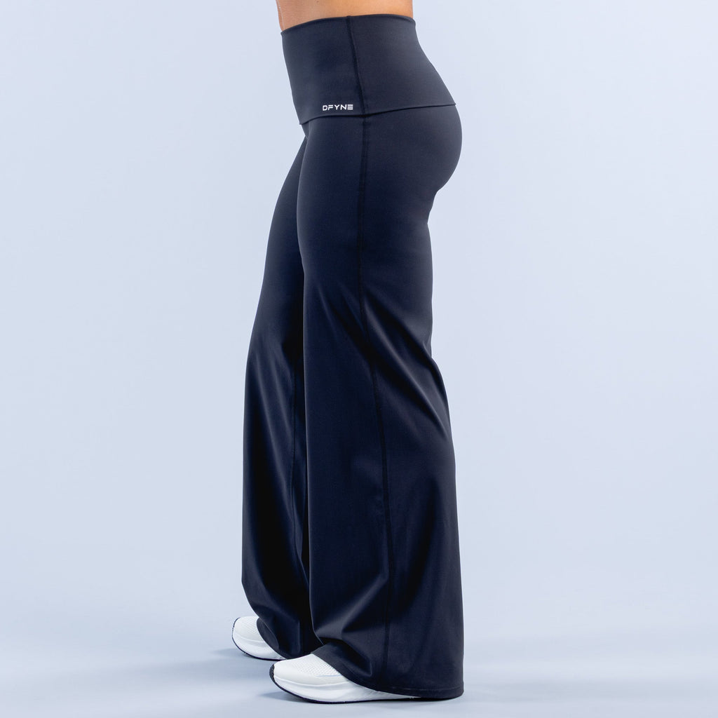 [LIMITLESS_COLOR:MIDNIGHT BLACK] DFYNE Origin Fold Over Wide Leg Pants — Midnight Black — lateral, cintura doblada y pierna ancha