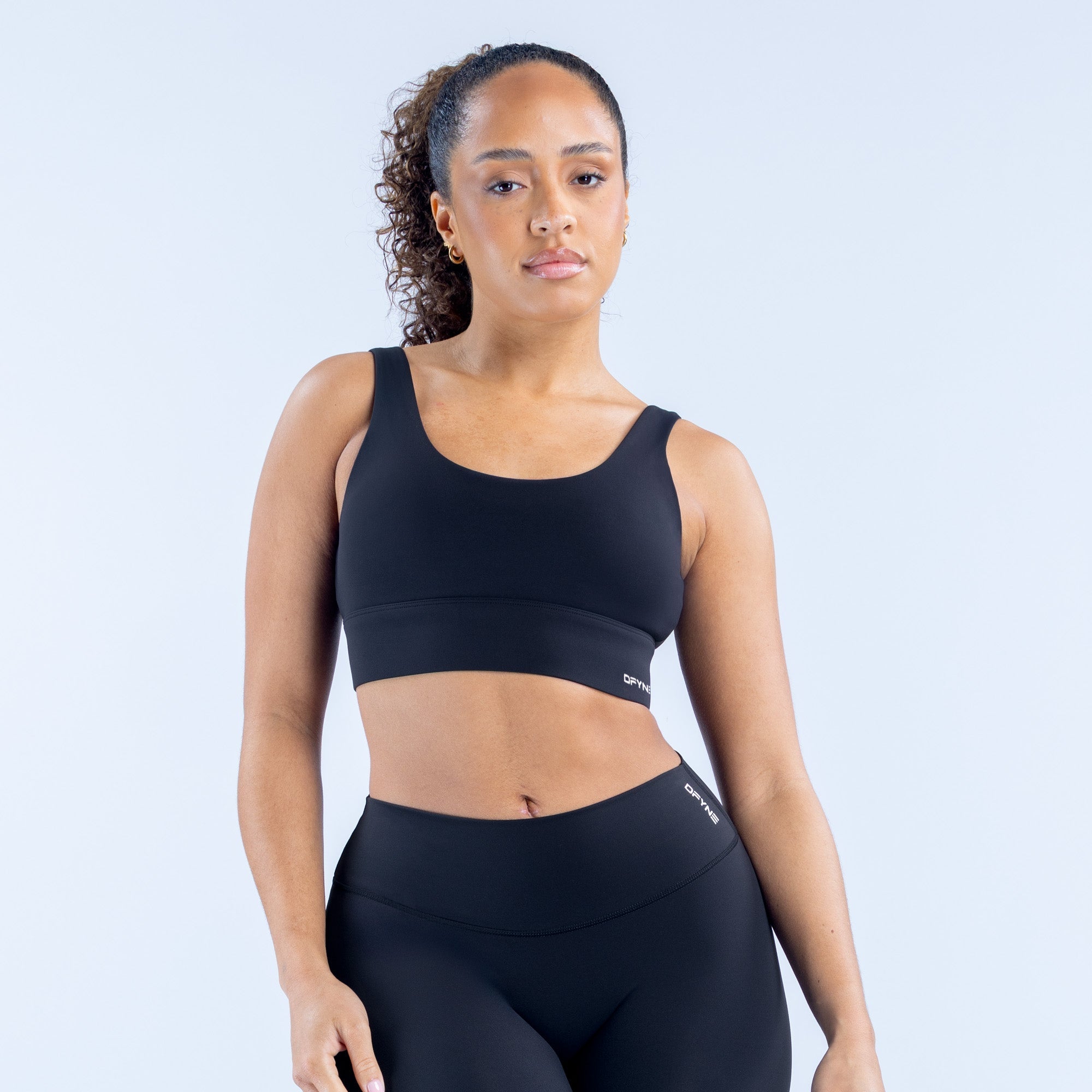 [LIMITLESS_COLOR:MIDNIGHT BLACK] DFYNE Origin Sports Bra — Midnight Black — frontal, escote redondeado