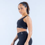 [LIMITLESS_COLOR:MIDNIGHT BLACK] DFYNE Origin Sports Bra — Midnight Black — frontal lateral tres cuartos