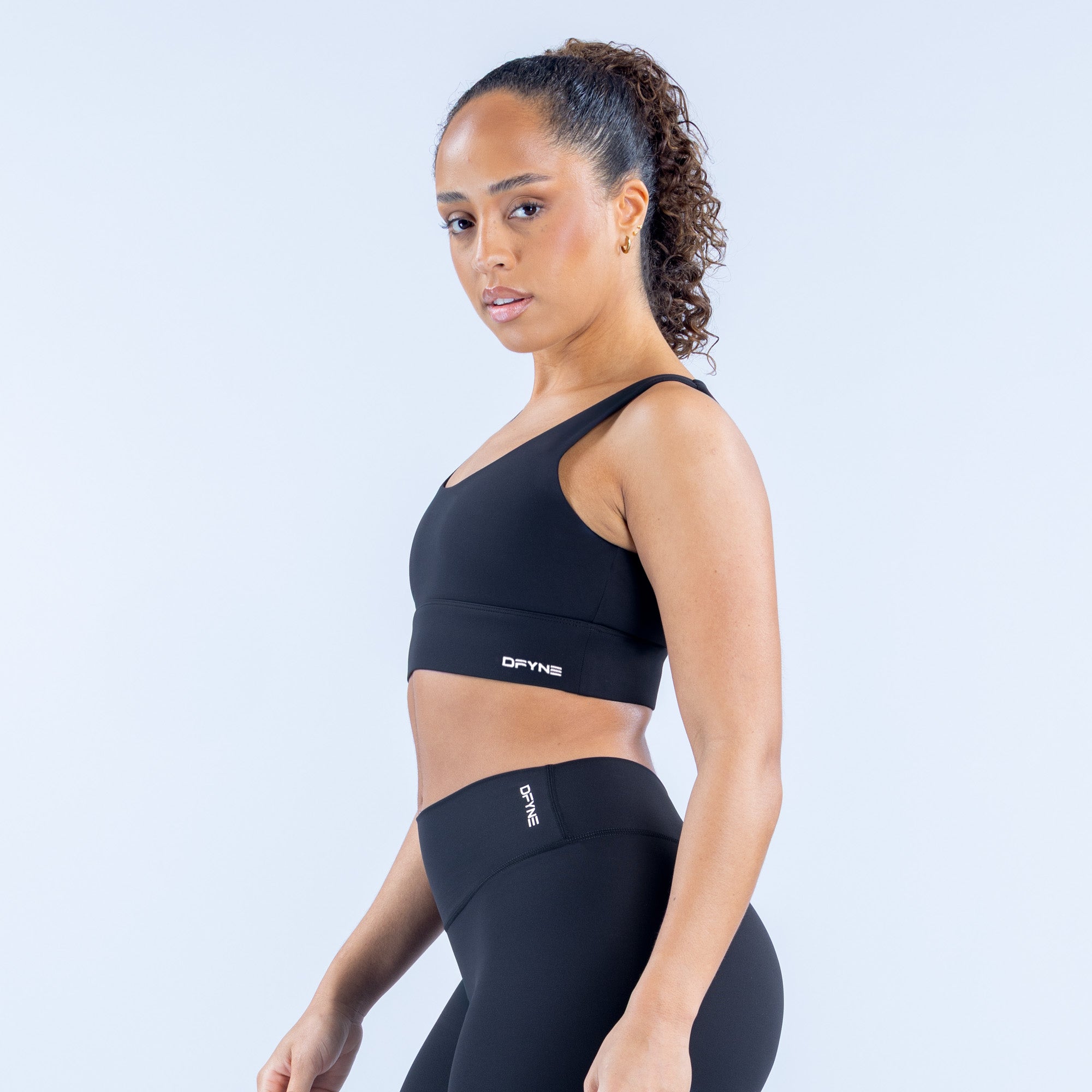 [LIMITLESS_COLOR:MIDNIGHT BLACK] DFYNE Origin Sports Bra — Midnight Black — frontal lateral tres cuartos