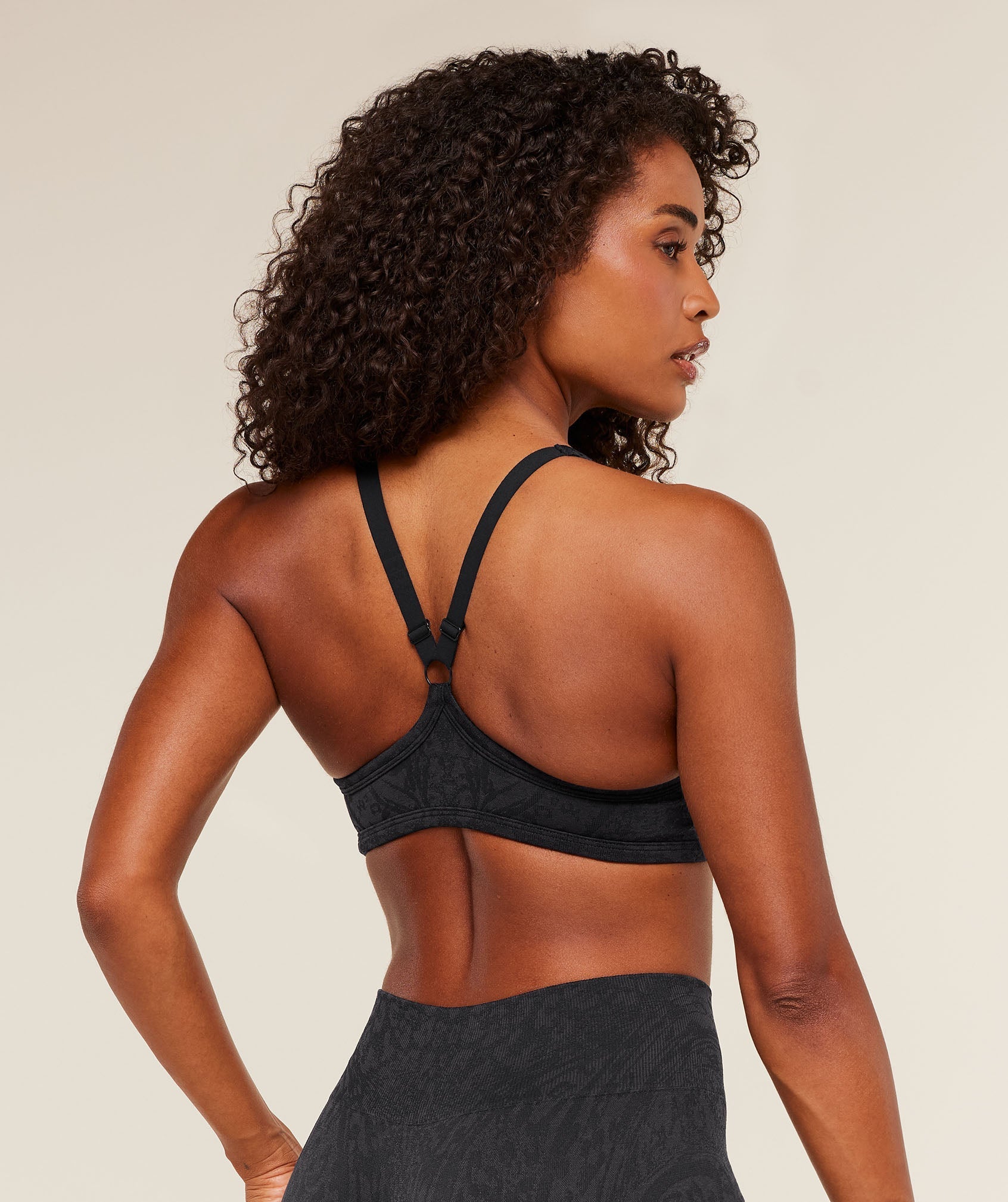 [LIMITLESS_COLOR:BLACK ASPHALT GREY] GYMSHARK Adapt Animal X Whitney Sports Bra — BLACK ASPHALT GREY — Vista oficial 2