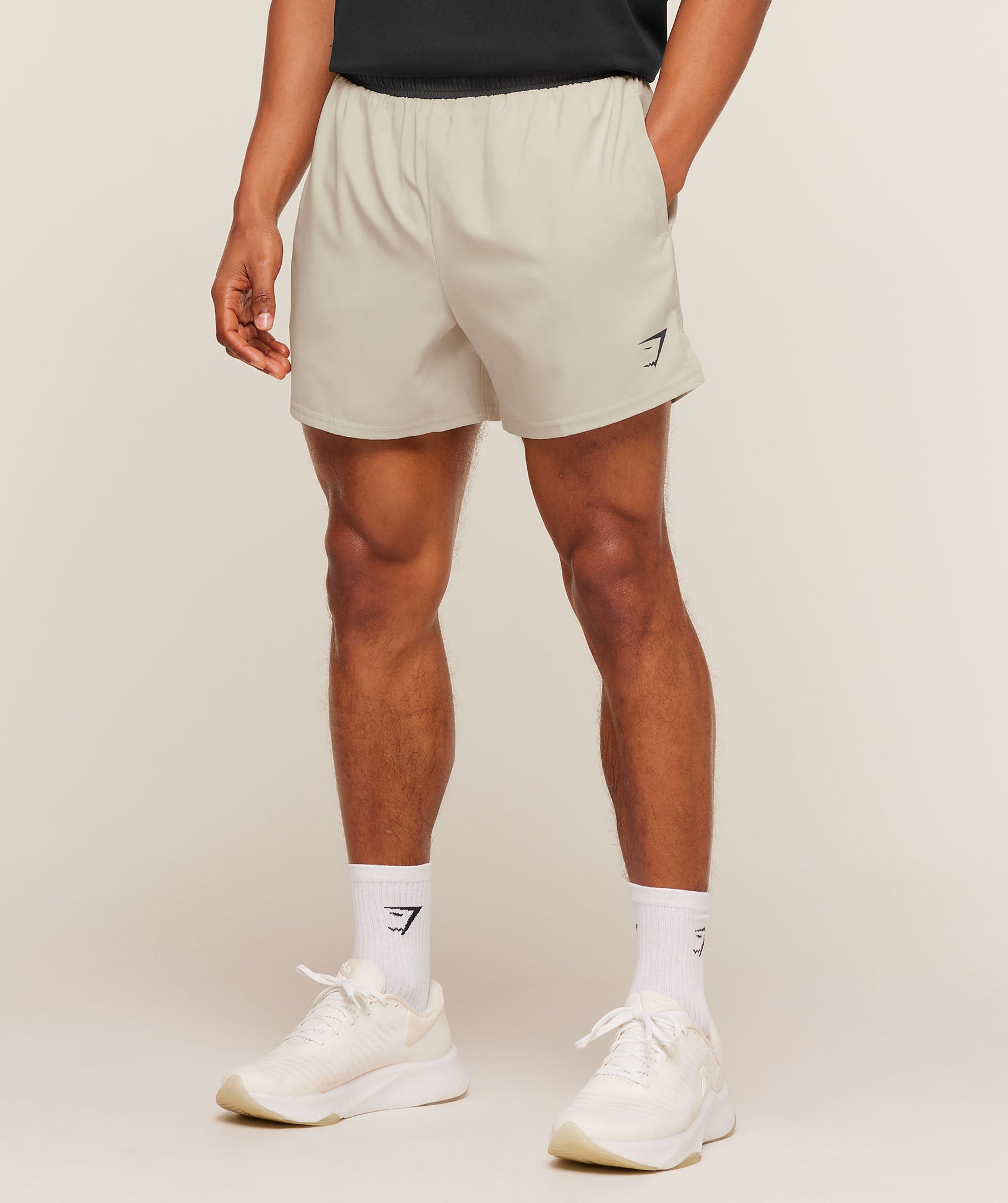 [LIMITLESS_COLOR:PEBBLE GREY ONYX GREY] GYMSHARK Arrival Contrast Shorts — PEBBLE GREY ONYX GREY — Vista oficial 1