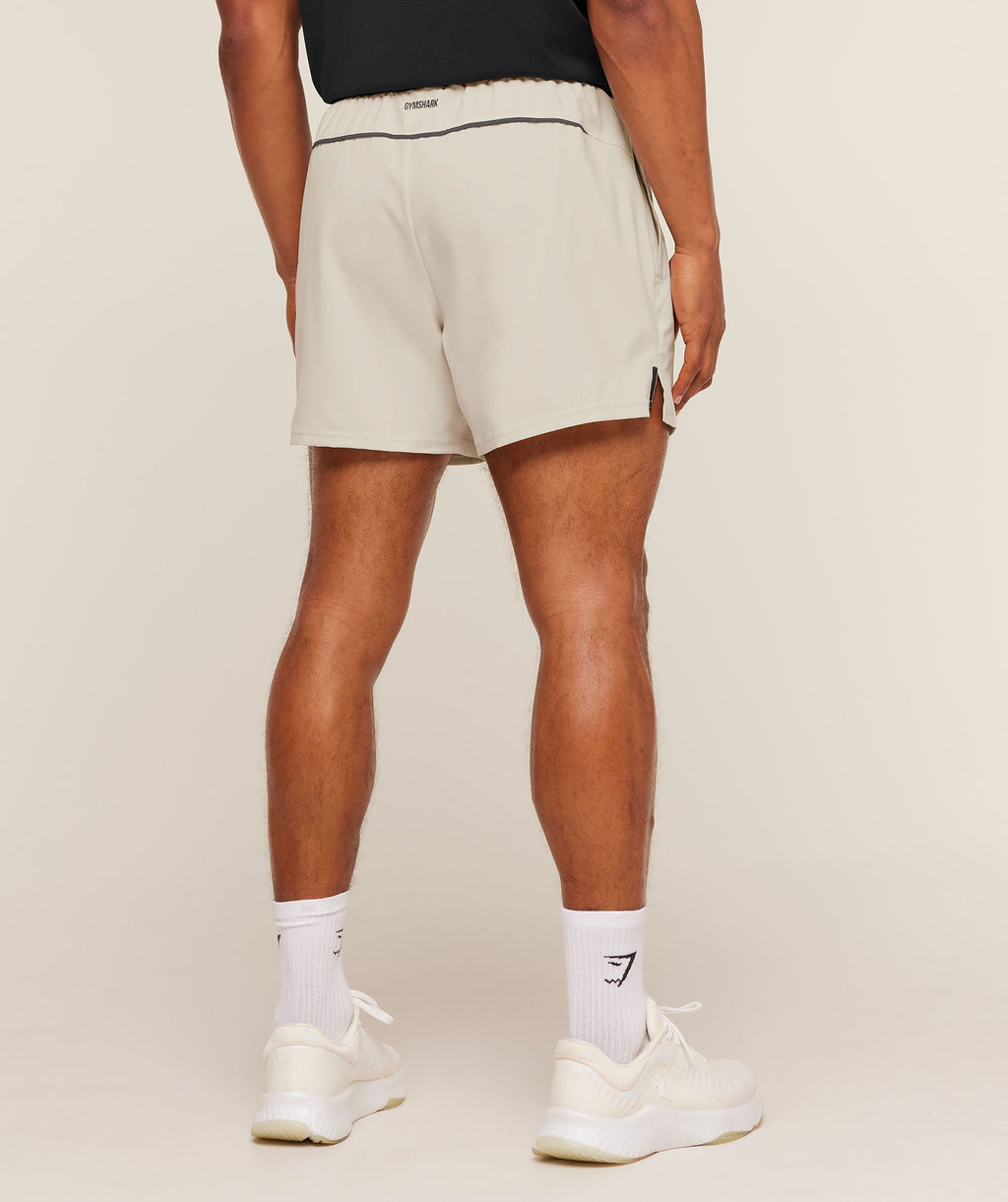 [LIMITLESS_COLOR:PEBBLE GREY ONYX GREY] GYMSHARK Arrival Contrast Shorts — PEBBLE GREY ONYX GREY — Vista oficial 2