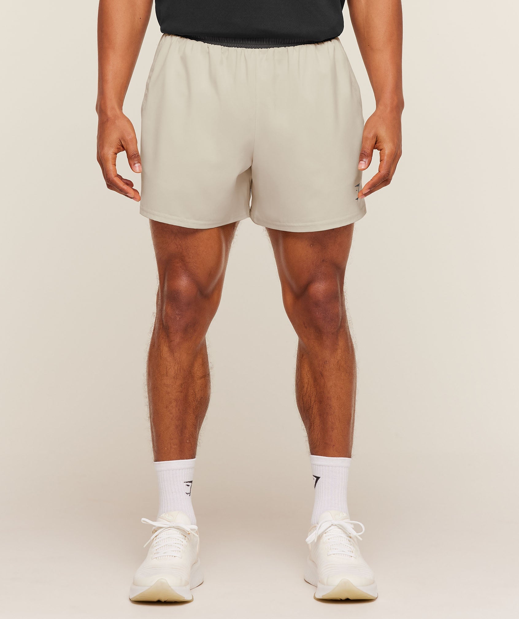 [LIMITLESS_COLOR:PEBBLE GREY ONYX GREY] GYMSHARK Arrival Contrast Shorts — PEBBLE GREY ONYX GREY — Vista oficial 3