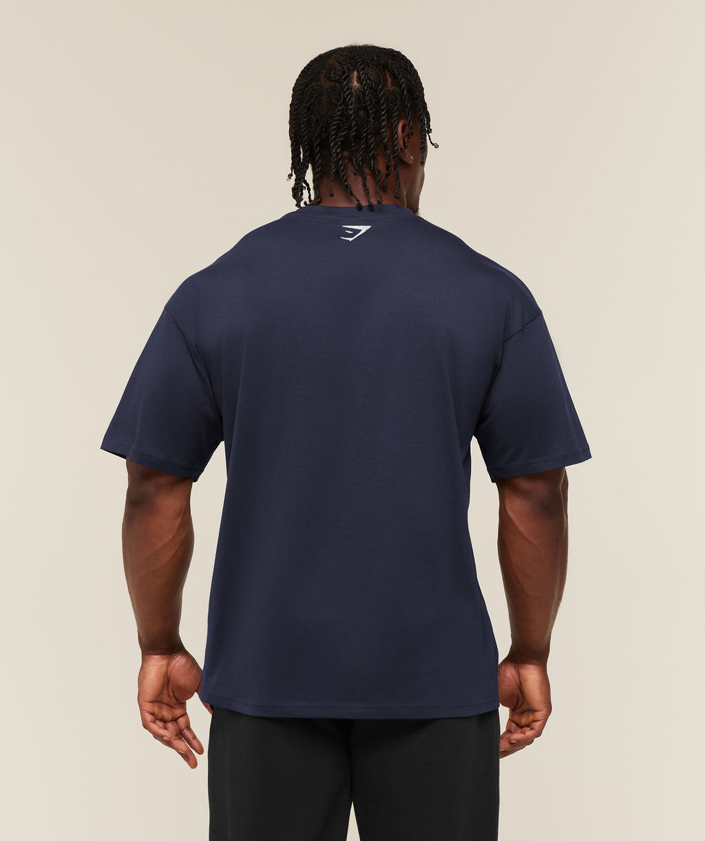 [LIMITLESS_COLOR:HEAVY BLUE] GYMSHARK Faded Collegiate Graphic T-Shirt — HEAVY BLUE — Vista oficial 2