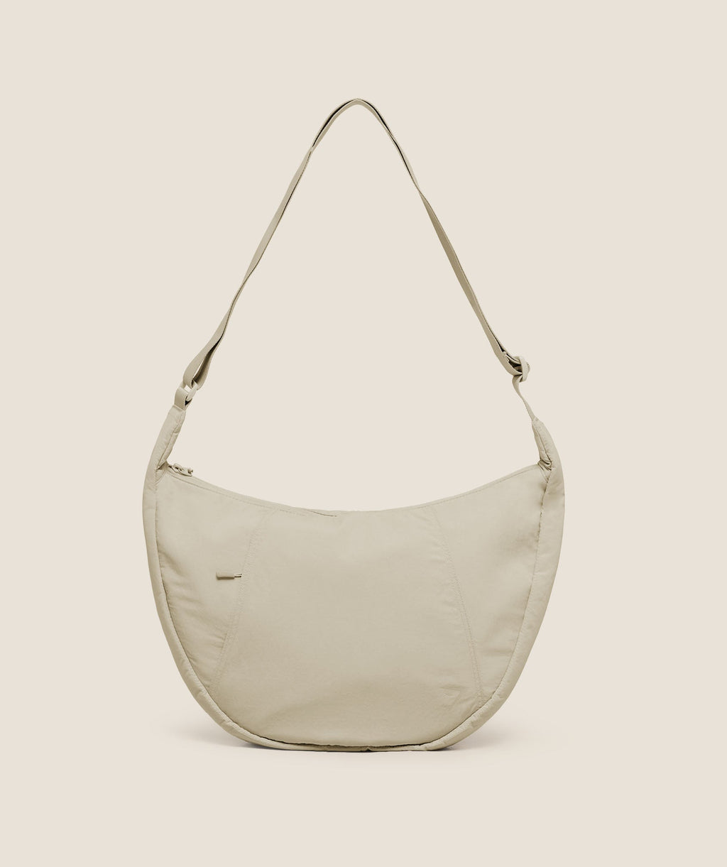[LIMITLESS_COLOR:PEBBLE GREY] GYMSHARK Large Pleat Crossbody — PEBBLE GREY — Vista oficial 1