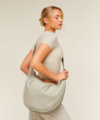 [LIMITLESS_COLOR:PEBBLE GREY] GYMSHARK Large Pleat Crossbody — PEBBLE GREY — Vista oficial 2