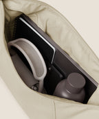 [LIMITLESS_COLOR:PEBBLE GREY] GYMSHARK Large Pleat Crossbody — PEBBLE GREY — Vista oficial 3