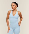 [LIMITLESS_COLOR:CHILLED BLUE] GYMSHARK LIFT SEAMLESS TANK WITH SHELF — CHILLED BLUE — Vista oficial 1