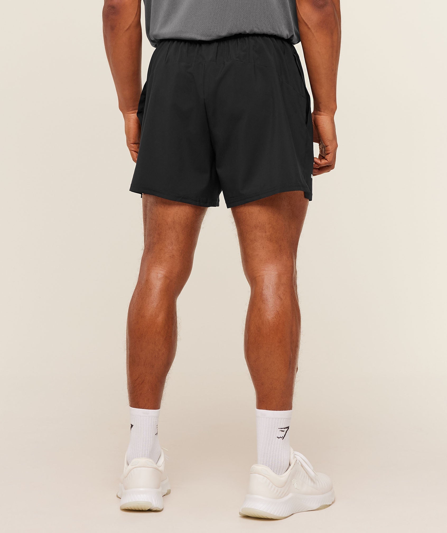 [LIMITLESS_COLOR:BLACK] GYMSHARK Train 5" Shorts — BLACK — Vista oficial 3