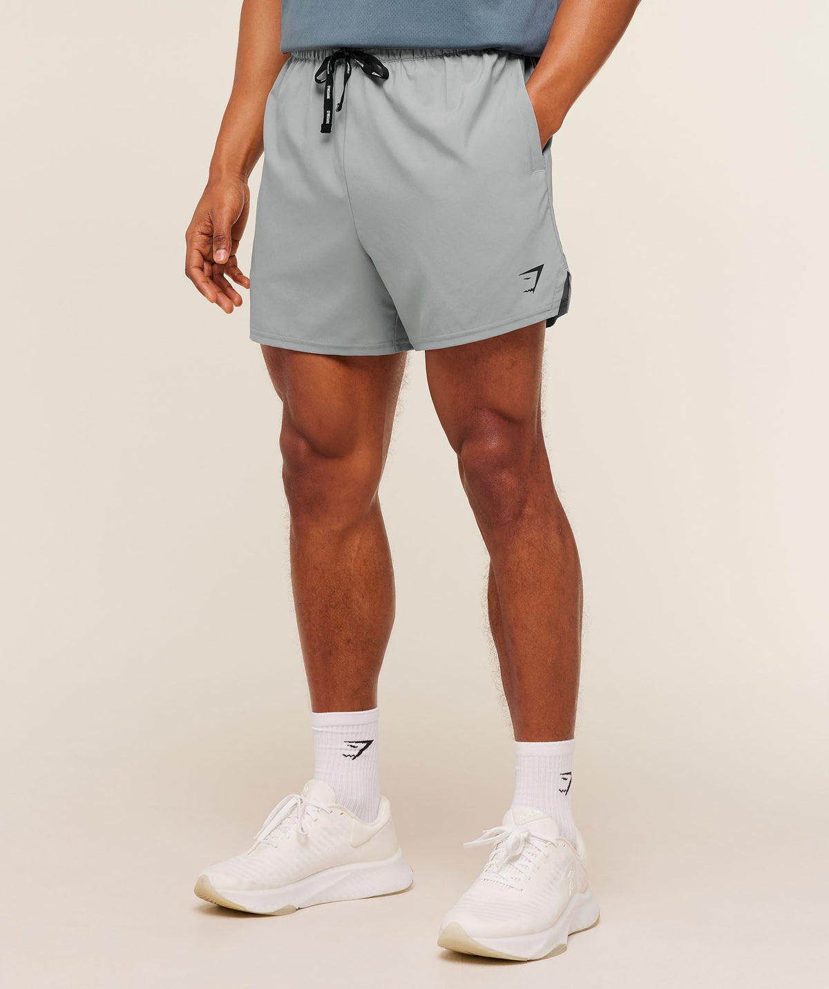 [LIMITLESS_COLOR:SMOKEY GREY] GYMSHARK Train 5" Shorts — SMOKEY GREY — Vista oficial 1