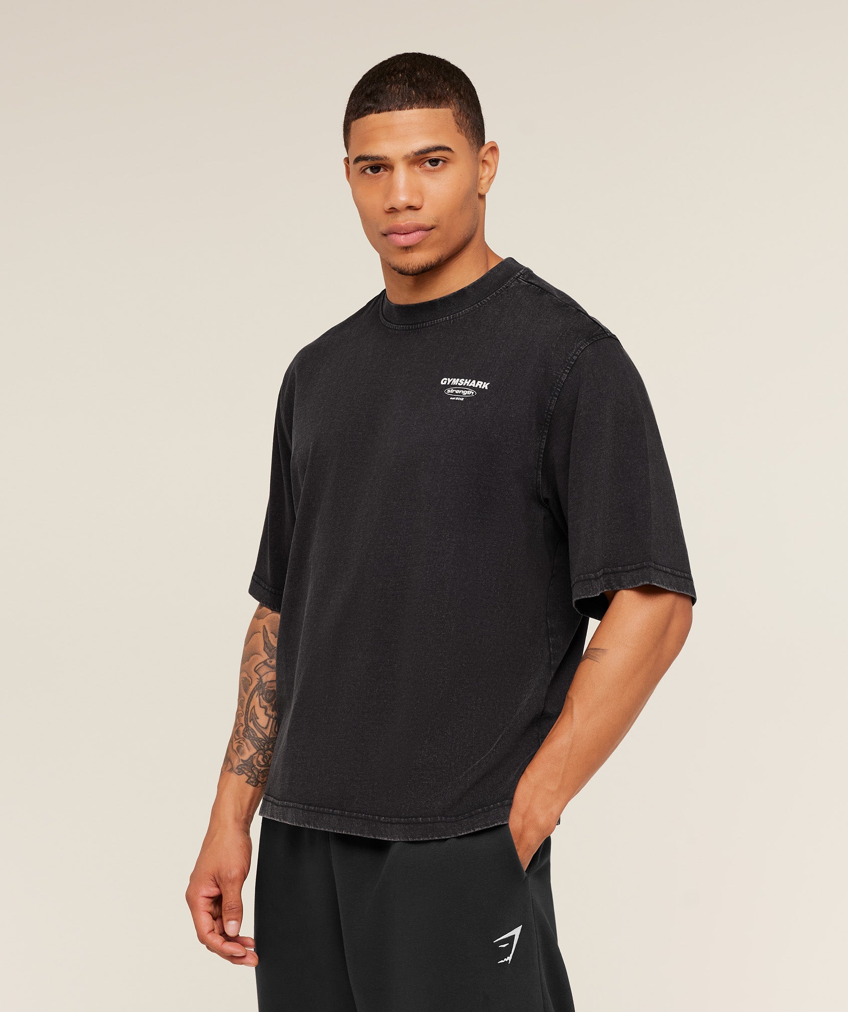 [LIMITLESS_COLOR:BLACK] GYMSHARK Strength Stars Washed Graphic T-Shirt — BLACK — Vista oficial 2