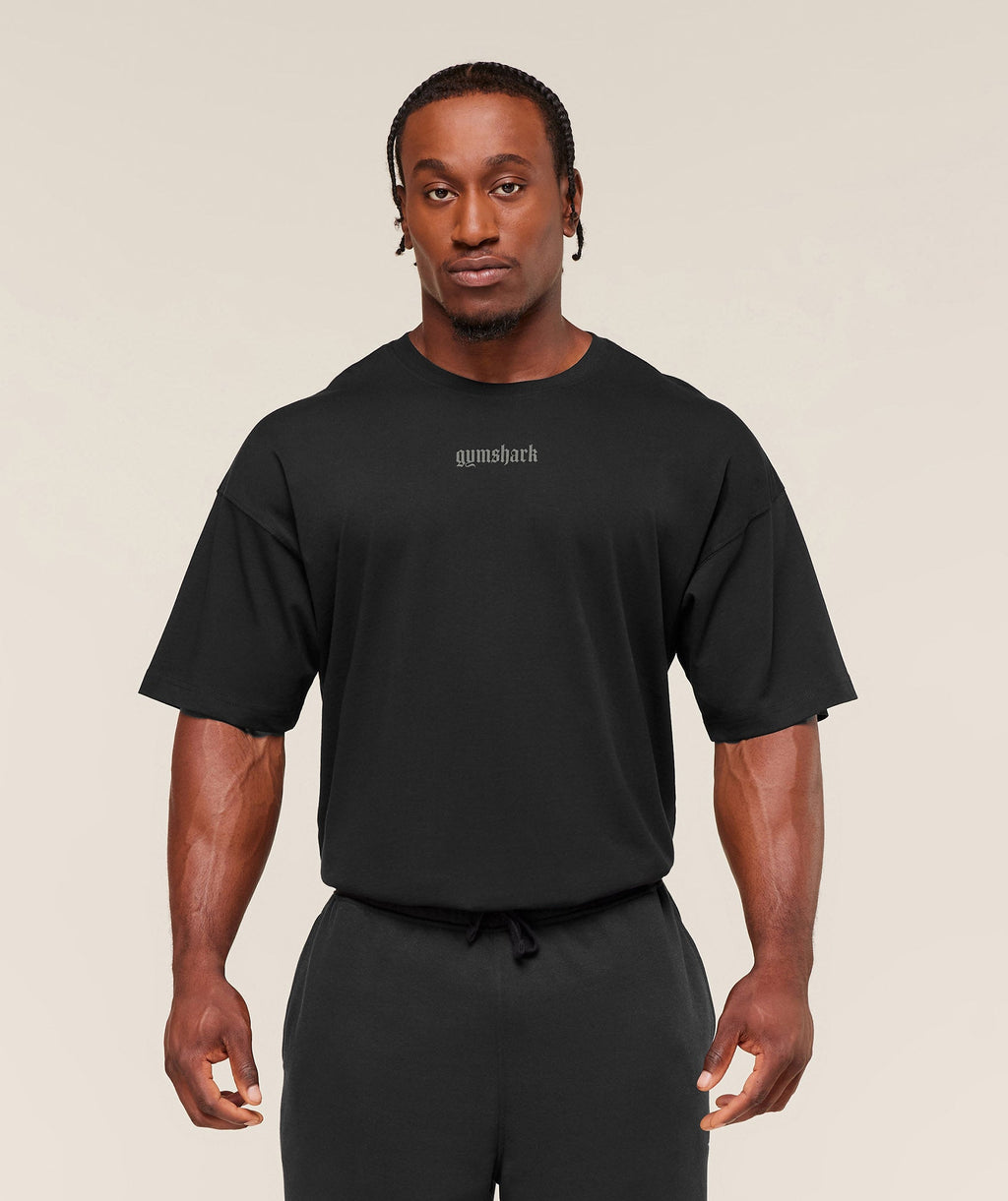 [LIMITLESS_COLOR:BLACK] GYMSHARK Olde English T-Shirt — BLACK — Vista oficial 1