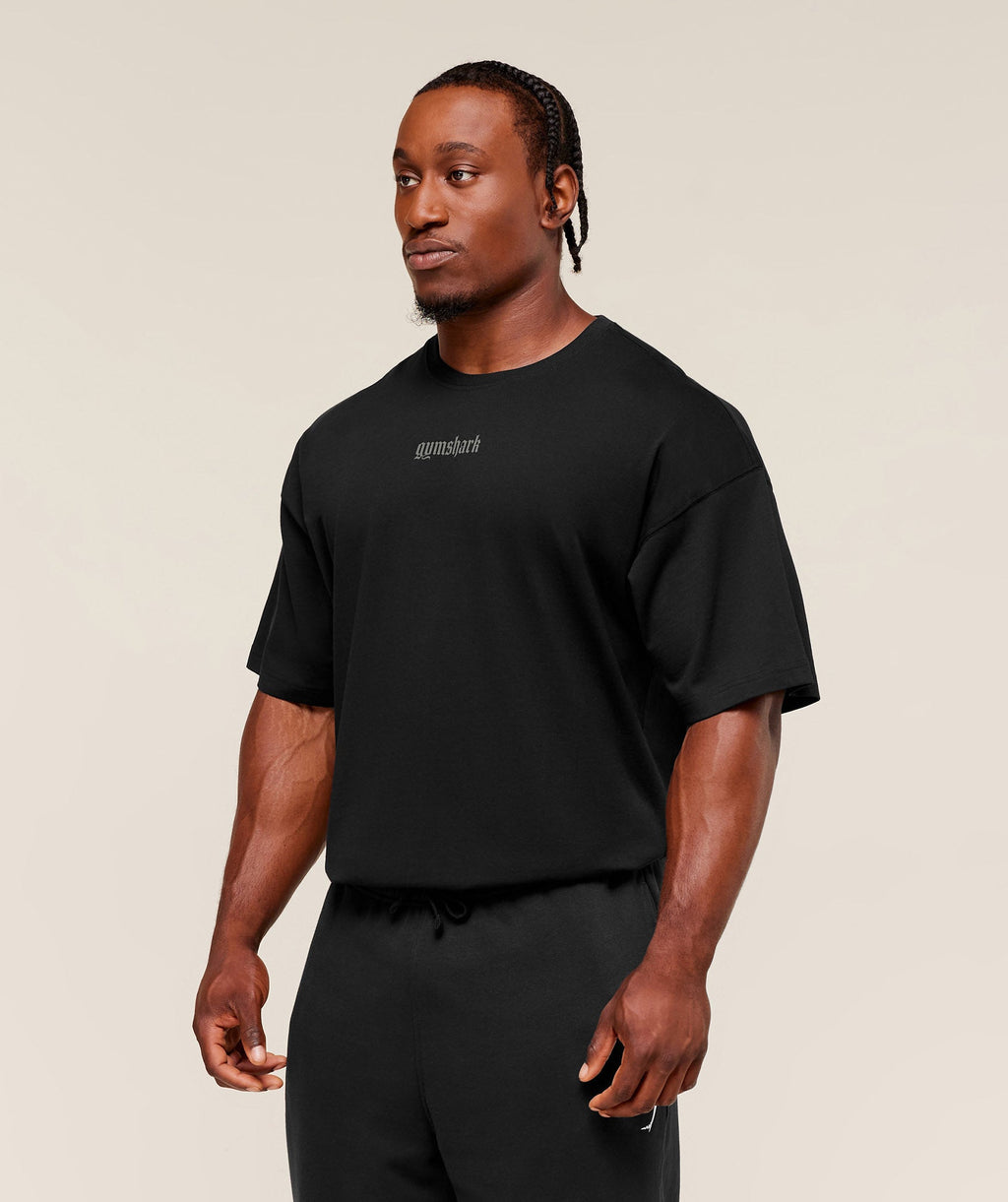 [LIMITLESS_COLOR:BLACK] GYMSHARK Olde English T-Shirt — BLACK — Vista oficial 3