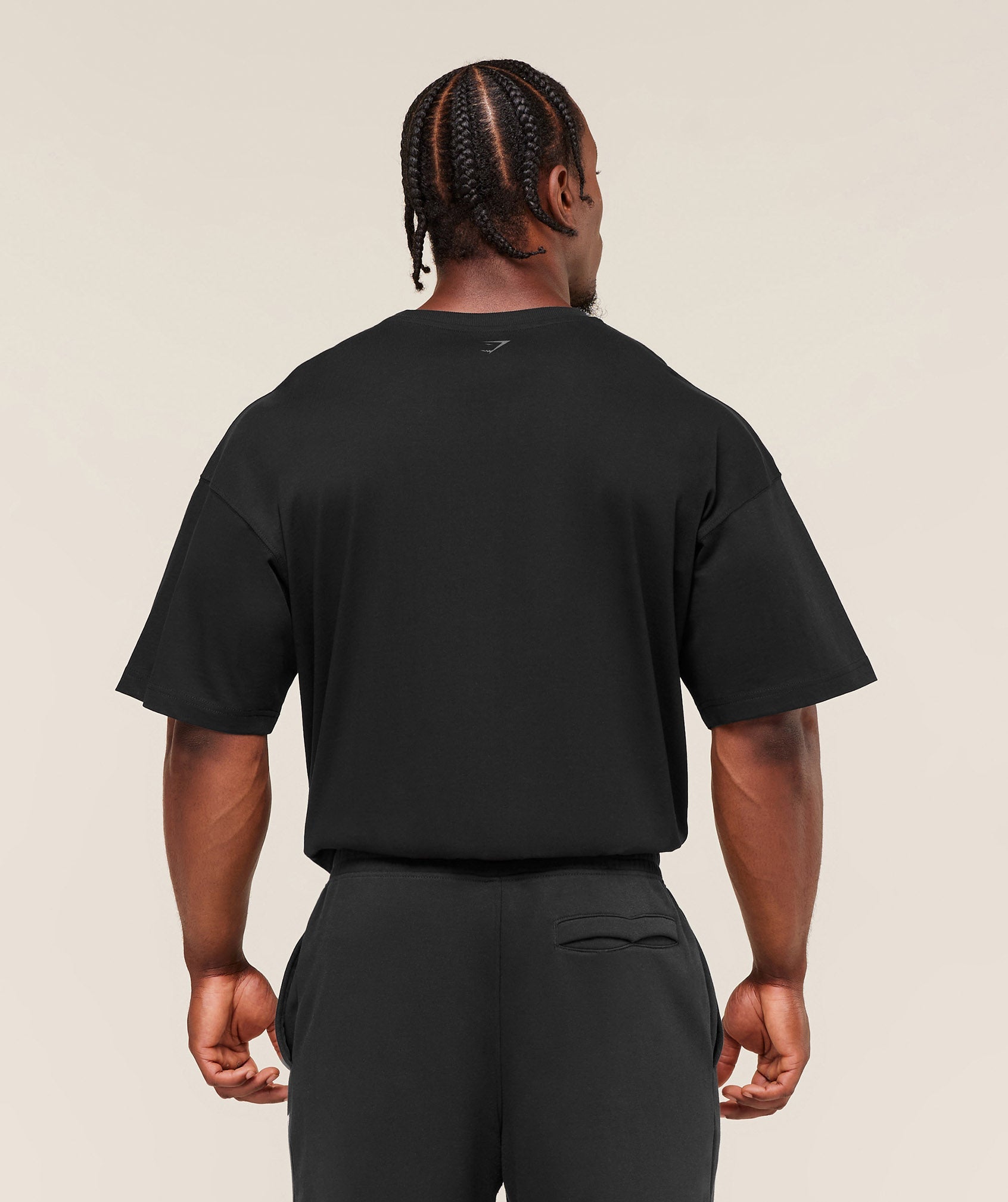 [LIMITLESS_COLOR:BLACK] GYMSHARK Olde English T-Shirt — BLACK — Vista oficial 2