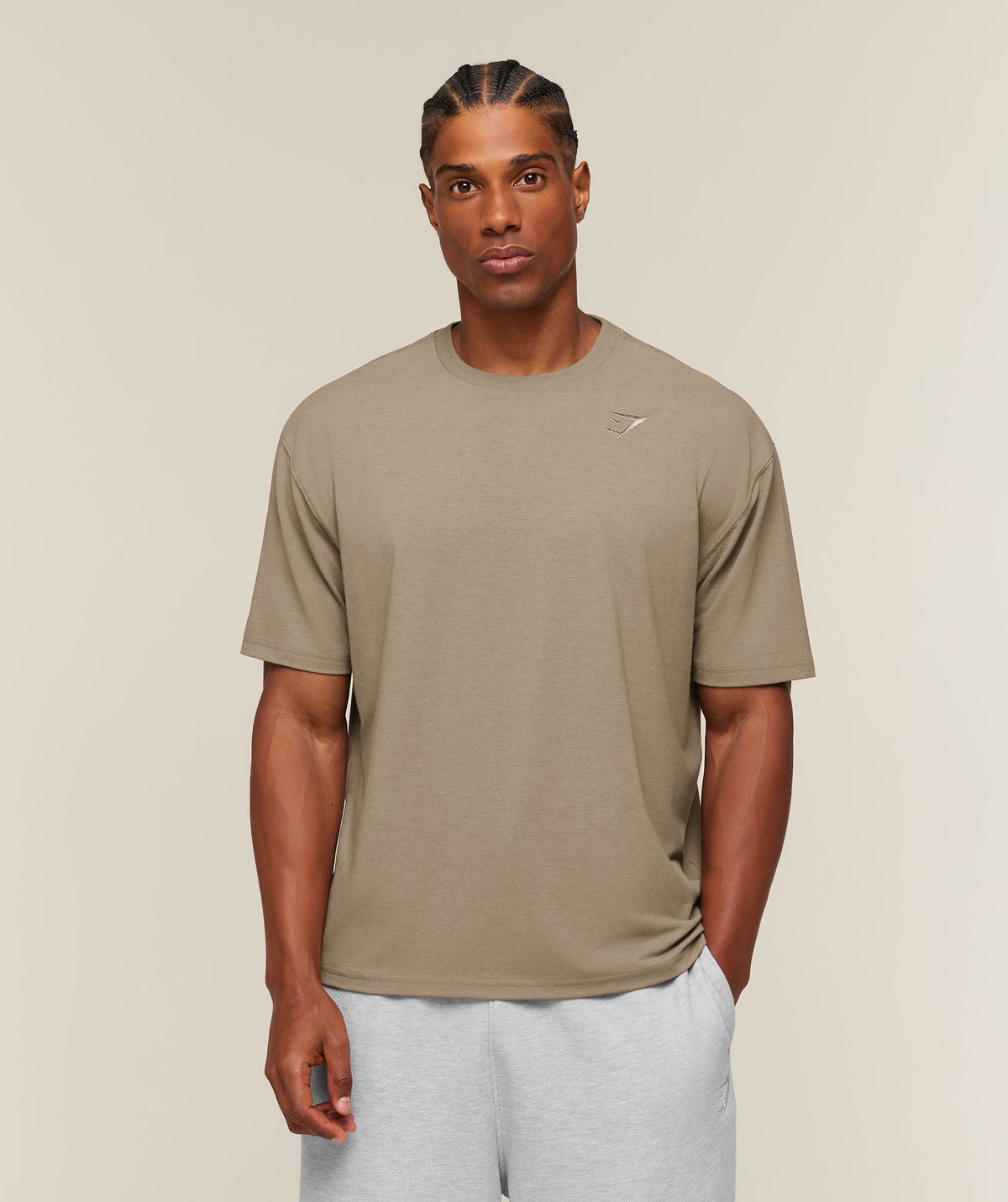 [LIMITLESS_COLOR:LIFESTYLE BROWN] GYMSHARK Campus Crest T-Shirt — LIFESTYLE BROWN — vista 1