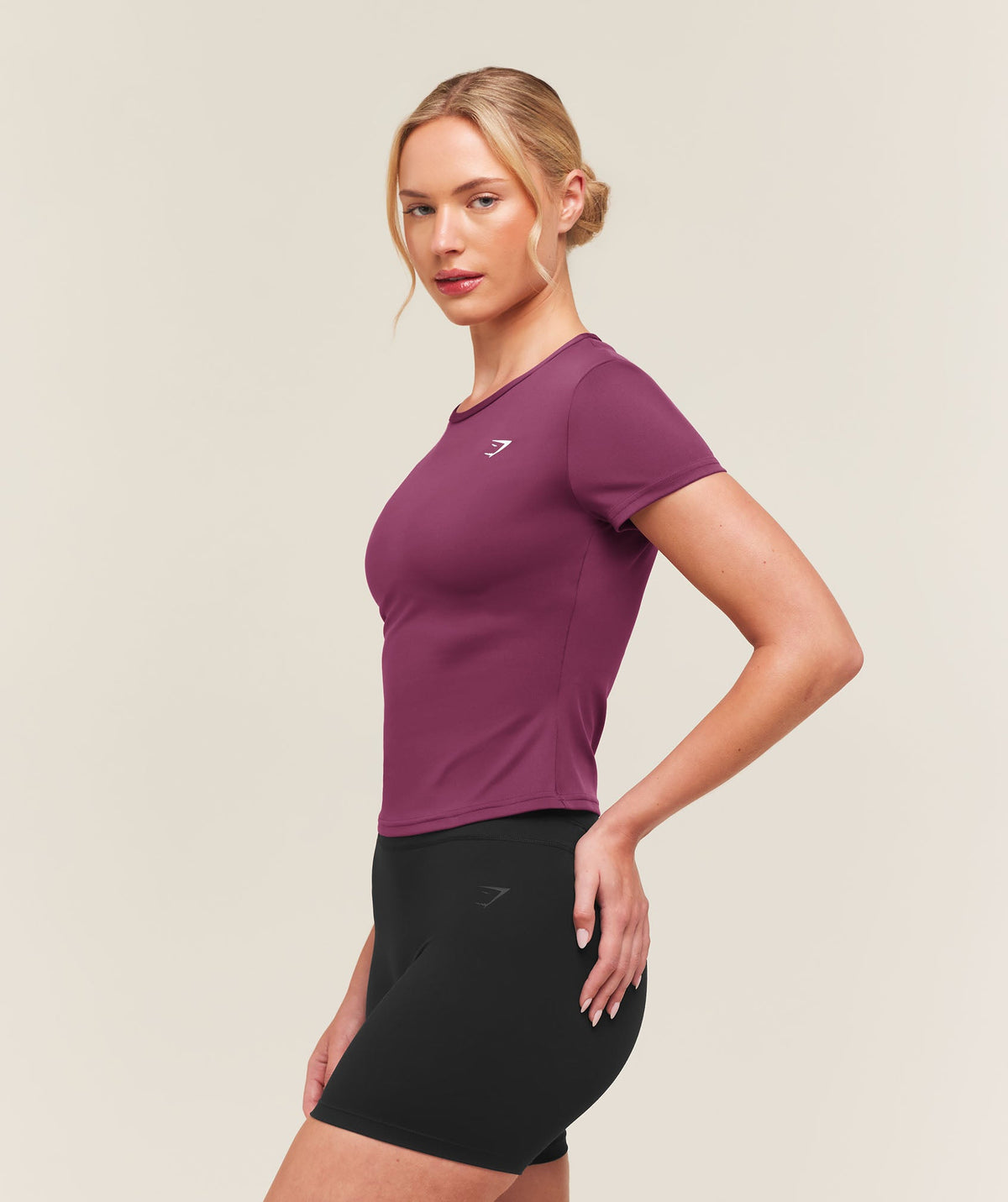[LIMITLESS_COLOR:STRENGTH PINK] GYMSHARK Training Baby Tee — STRENGTH PINK — vista oficial 3