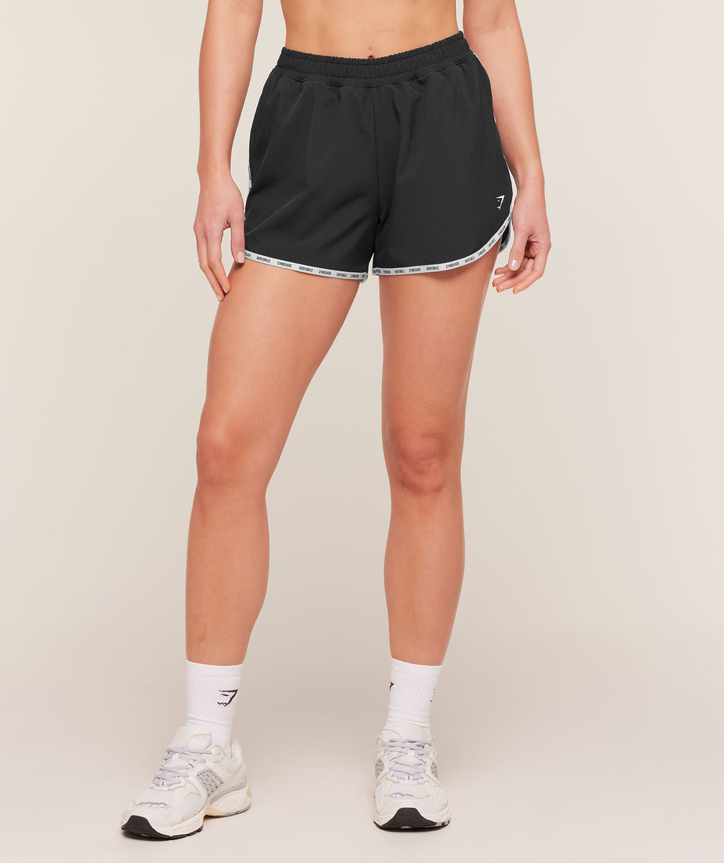 [LIMITLESS_COLOR:BLACK] GYMSHARK Micro Logo Shorts — BLACK — vista oficial 1