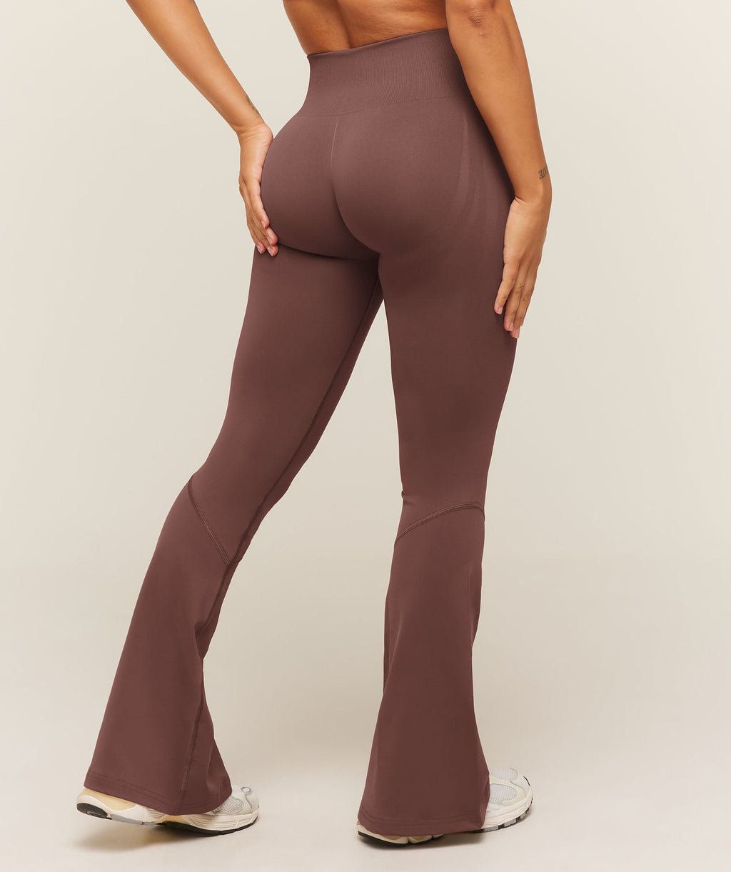 [LIMITLESS_COLOR:ESPRESSO BROWN] GYMSHARK Everyday Seamless Flared Leggings — ESPRESSO BROWN — vista oficial 2