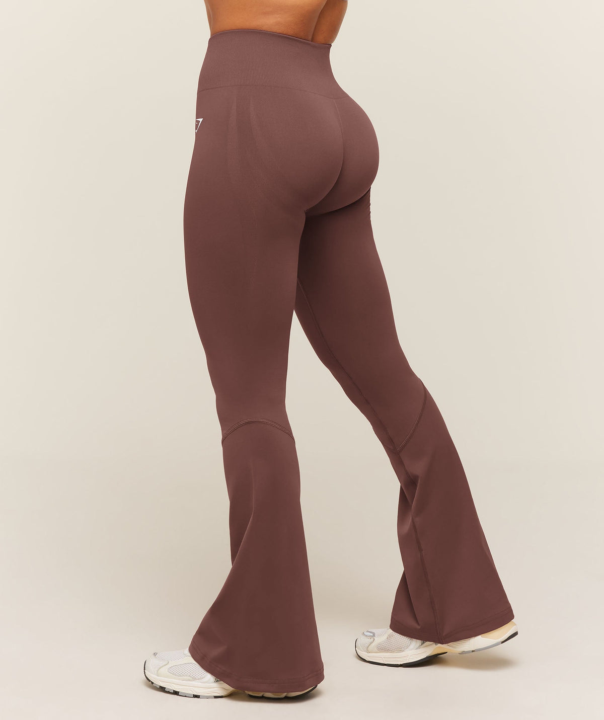 [LIMITLESS_COLOR:ESPRESSO BROWN] GYMSHARK Everyday Seamless Flared Leggings — ESPRESSO BROWN — vista oficial 3