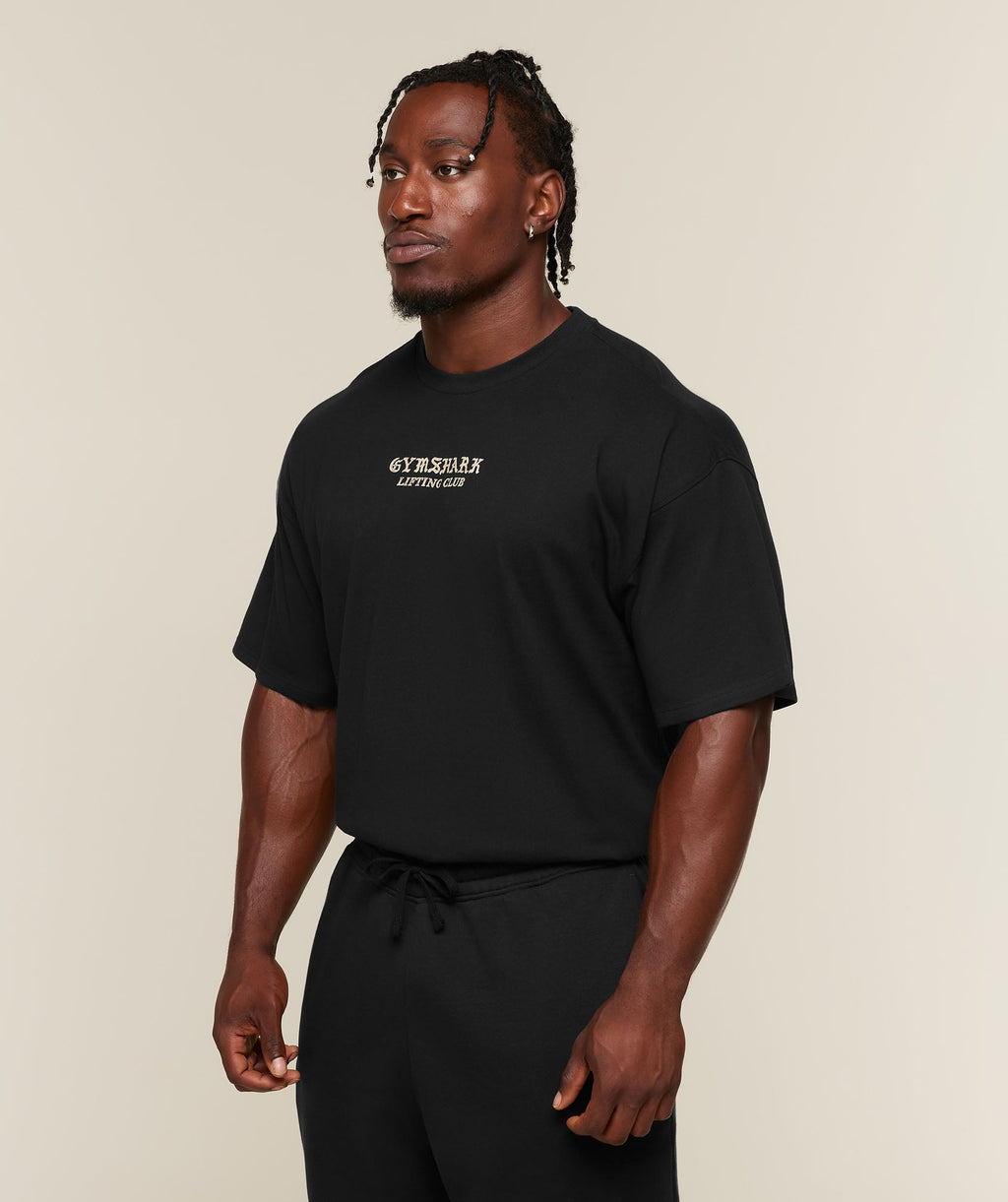 [LIMITLESS_COLOR:BLACK] GYMSHARK Lifting Statue Graphic T-Shirt — BLACK — vista oficial 3