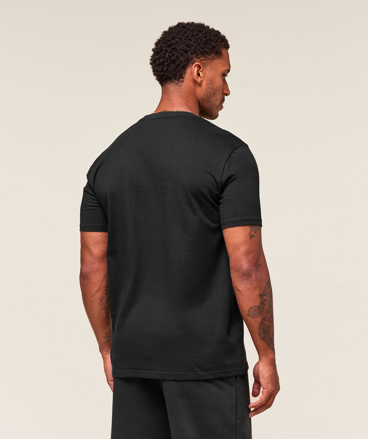 [LIMITLESS_COLOR:BLACK] GYMSHARK Crest T-Shirt — BLACK — vista oficial 2