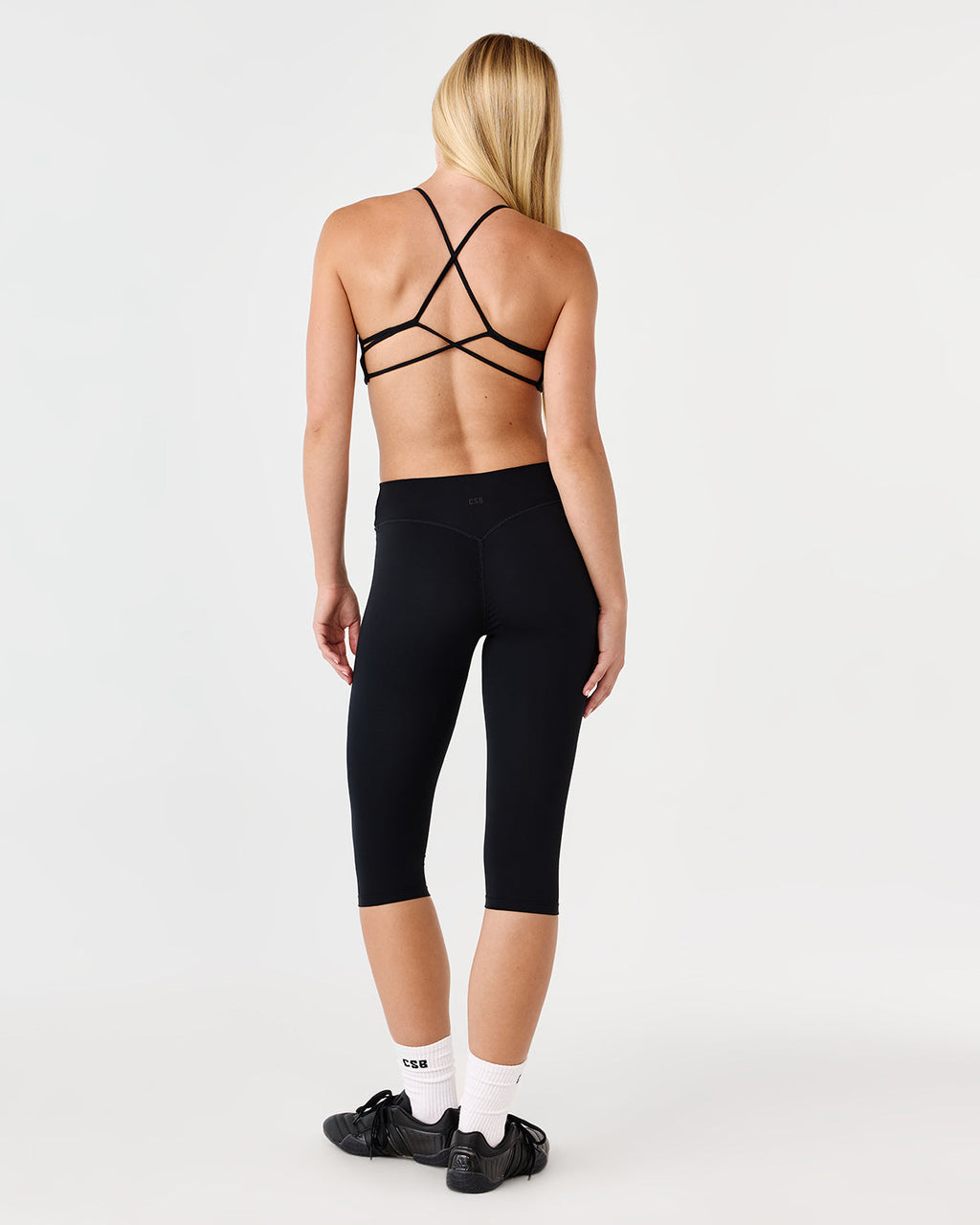 [LIMITLESS_COLOR:BLACK] CSB Form Invisible Scrunch Capri Leggings — BLACK — vista oficial 3