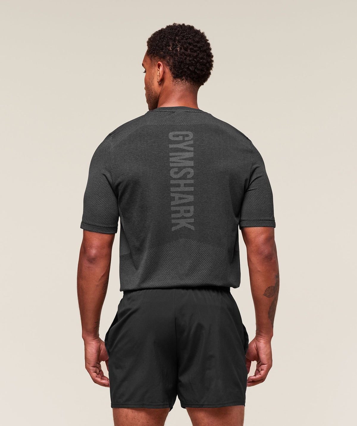 [LIMITLESS_COLOR:BLACK/SILHOUETTE GREY] GYMSHARK Lightweight Seamless T-Shirt — BLACK/SILHOUETTE GREY — vista oficial 2