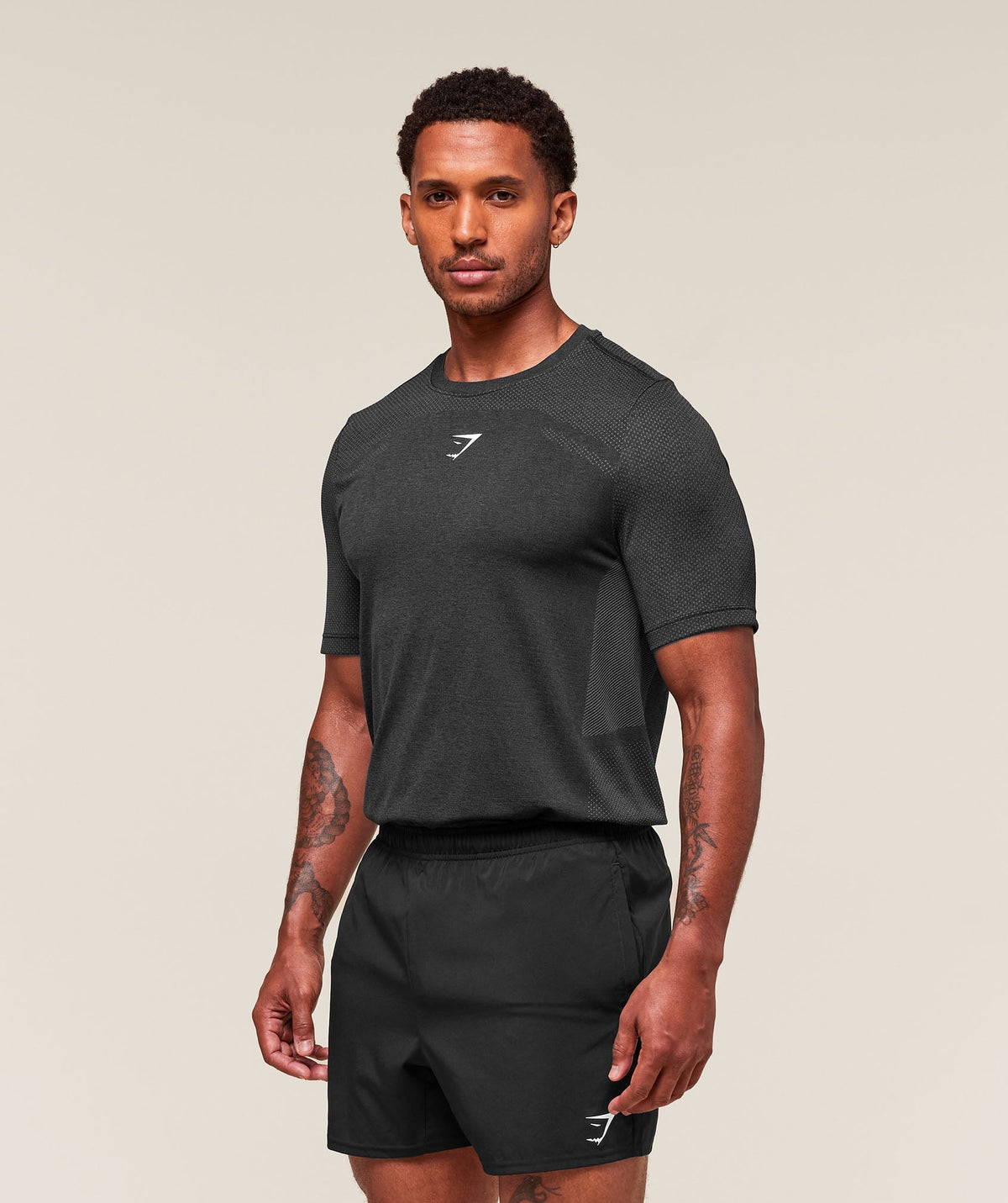 [LIMITLESS_COLOR:BLACK/SILHOUETTE GREY] GYMSHARK Lightweight Seamless T-Shirt — BLACK/SILHOUETTE GREY — vista oficial 3
